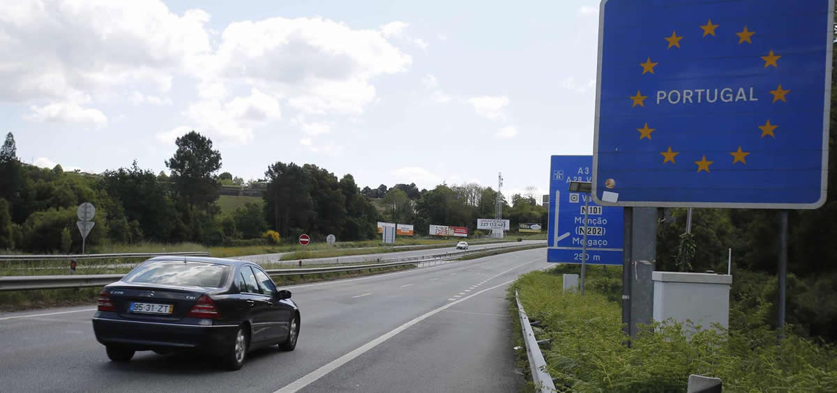 Un vehículo se dirige a la frontera entre España y Portugal, a 1 de mayo de 2021, en Pontevedra, Galicia (Foto: EP)