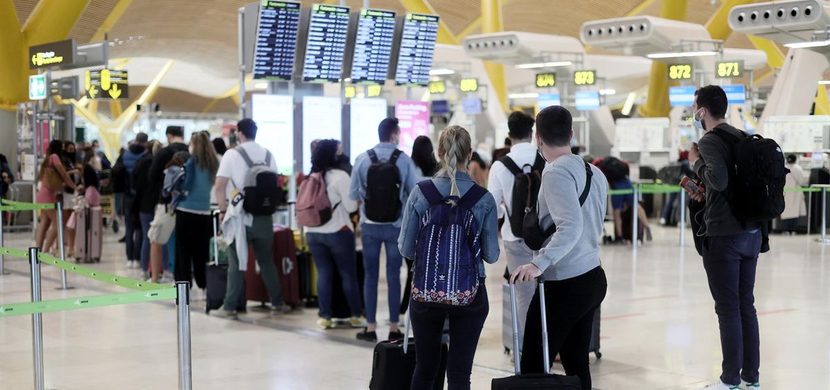 Varios pasajeros en la terminal T4 del Aeropuerto Adolfo Suárez   Madrid Barajas. (Foto. Eduardo Parra   Europa Press)