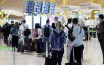 Varios pasajeros en la terminal T4 del Aeropuerto Adolfo Suárez   Madrid Barajas. (Foto. Eduardo Parra   Europa Press)