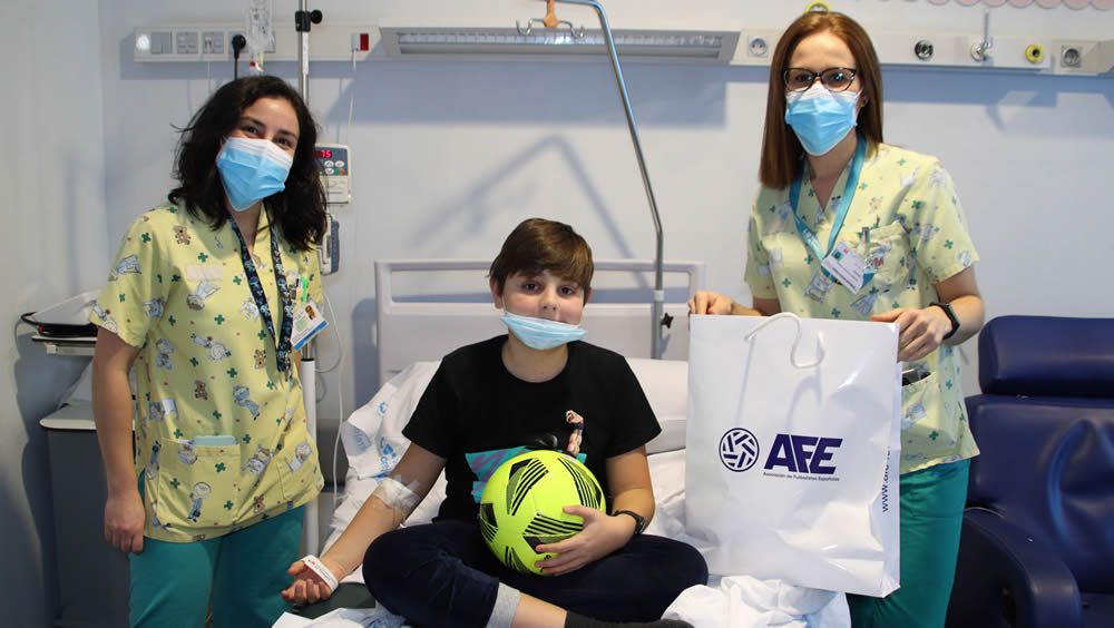 Niños del Hospital de Torrejón reciben la donación de juguetes de la AFE
