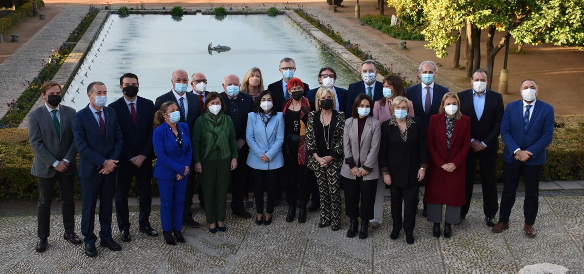 La ministra junto a los consejeros de Sanidad durante la reunión del Consejo Interterritorial del SNS en Alcázar de los Reyes Cristianos de Córdoba (Fotografía: Pool Ministerio de Sanidad)