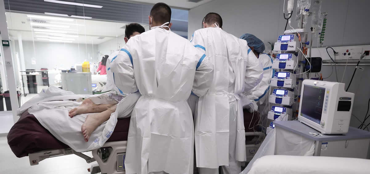 Varios enfermeros atienden a una paciente en la UCI del Hospital Enfermera Isabel Zendal (Foto: Eduardo Parra/EP)