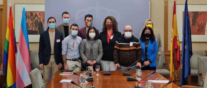 La ministra de Sanidad, Carolina Darias, junto representantes del colectivo trans y LGTBIQ+ (Foto: M. Sanidad)
