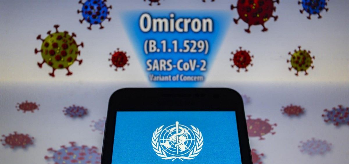 Logotipo de la OMS junto a información sobre la variante Ómicron de la Covid 19. (Foto. Andre M. Chang. Zuma Press. EP)