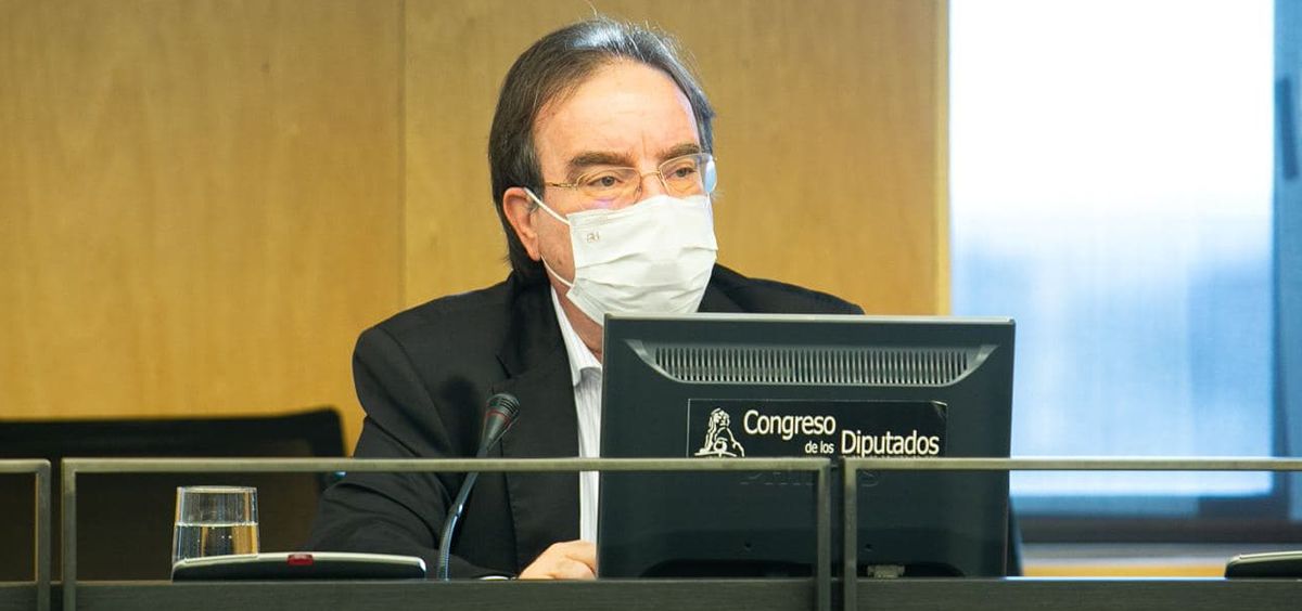 El presidente de la Asociación Española de Vacunología (AEV), Amós García Rojas, interviene en el Congreso de los Diputados (Foto: Congreso)