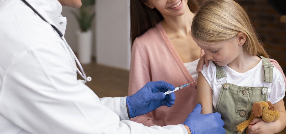 Un pediatra vacuna a una niña. (Foto. Freepik)
