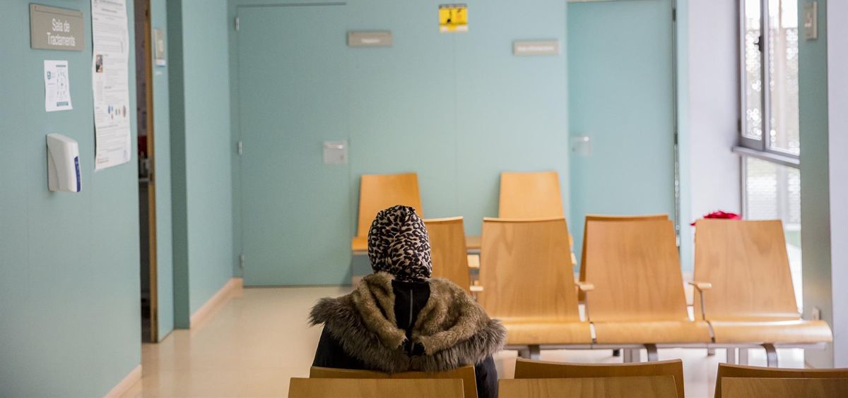 Una mujer espera su torno en la sala de espera de un centro de salud de Castelldefels (Foto: EP - A.Creus y A.García)