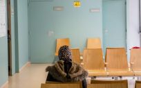 Una mujer espera su torno en la sala de espera de un centro de salud de Castelldefels (Foto: EP - A.Creus y A.García)