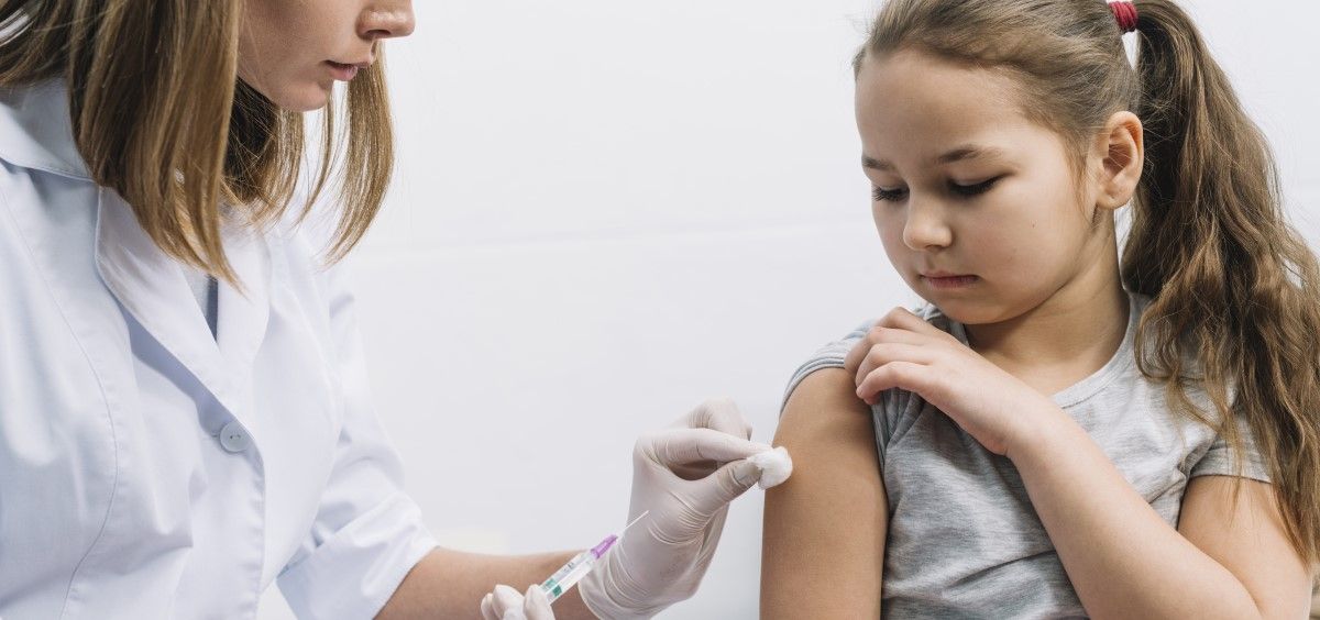 Sanitaria vacuna a una niña (Foto. Freepik)