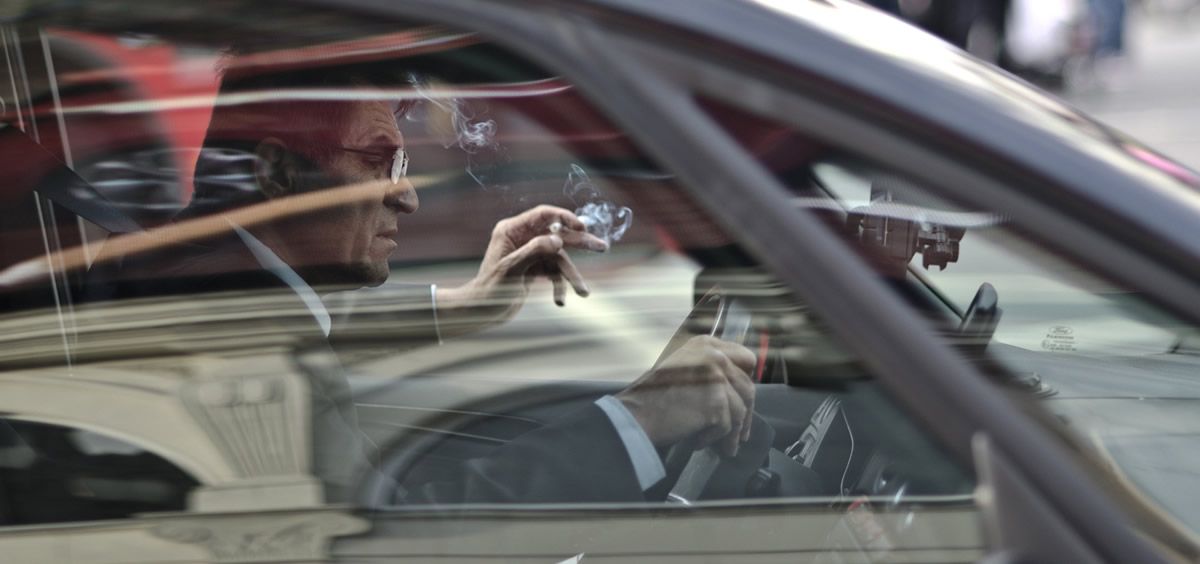 Un hombre conduce su vehículo mientras fuma un cigarro (Foto: Pixabay)