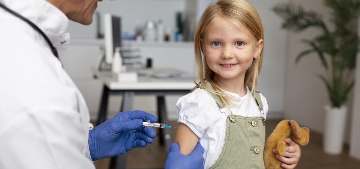 Un pediatra vacuna a una niña (Foto. Freepik)