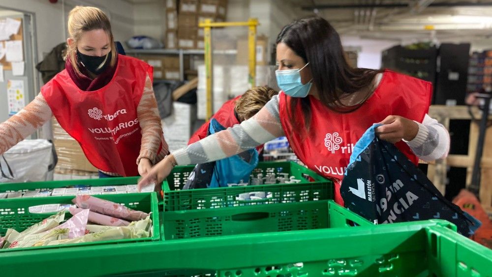 Ribera dona 35.000 kilos de productos básicos a familias necesitadas