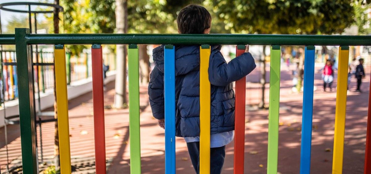 Un niño juega en el patio del Colegio Alameda de Osuna de Madrid. (Foto. Alejandro Martínez Vélez. EP)