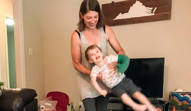 La terapeuta e investigadora de Virginia Tech, Dory Wallace, ayuda a un niño a utilizar una terapia intensiva que se parece mucho al tiempo de juego (Foto. Virginia Tech)