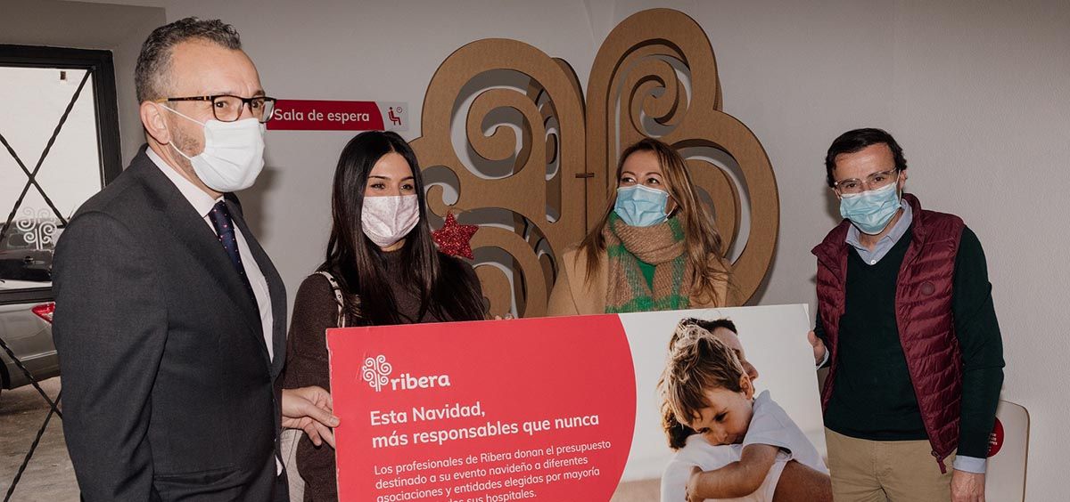 Ribera Santa Justa entrega su cheque solidario a la asociación Apoyat de Villanueva de la Serena