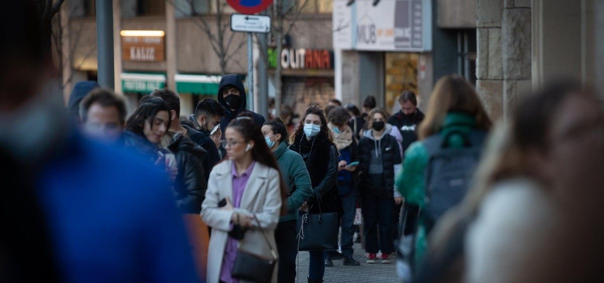 Gente con mascarilla en una calle de Barcelona, a 20 de diciembre de 2021. (Foto. David Zorrakino EP)