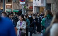 Gente con mascarilla en una calle de Barcelona, a 20 de diciembre de 2021. (Foto. David Zorrakino EP)