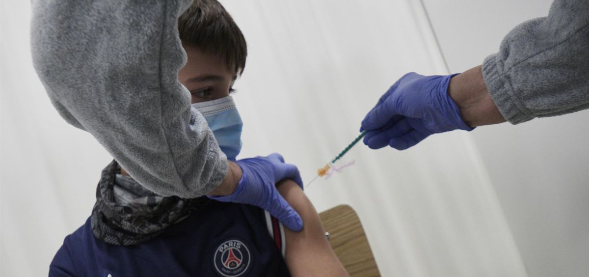 Un niño recibe la vacuna contra la Covid 19 (Foto. Europa Press)