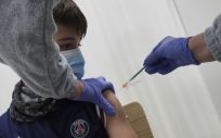 Un niño recibe la vacuna contra la Covid 19 (Foto. Europa Press)