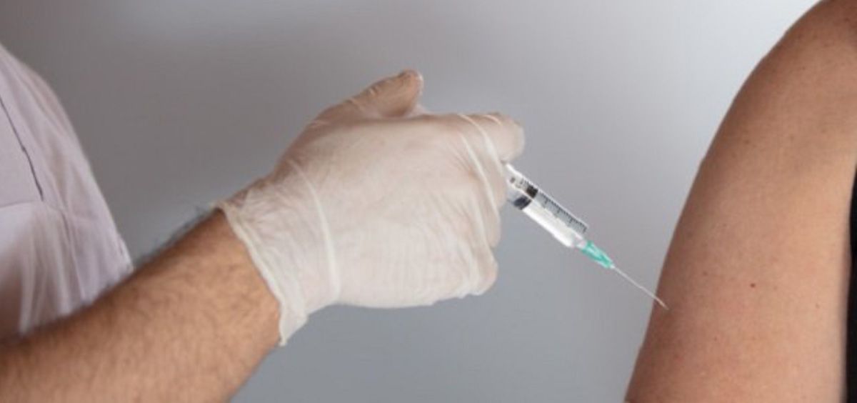 Profesional sanitario administrando una vacuna (3)