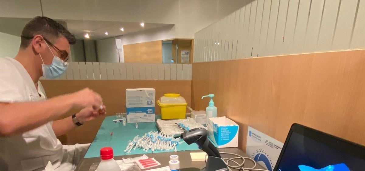 Preparación de vacunas contra la Covid en el Área de Pontevedra y O Salnés (Foto. EP)