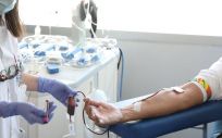Una persona dona sangre al Centro de Transfusión de la Comunidad de Madrid, en Madrid (Foto. EP)