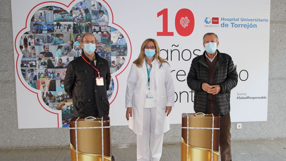 El Hospital de Torrejón dona cestas de Navidad a Cáritas