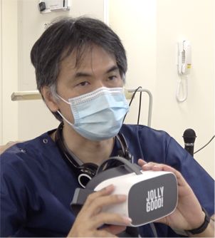 Profesor Masashi Yokobori con unas gafas de realidad virtual (Foto. Jolly Good)