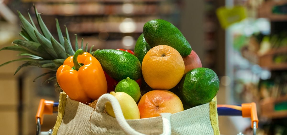 Imagen de una bolsa con frutas y verduras en un supermercado (Foto: Freepik)