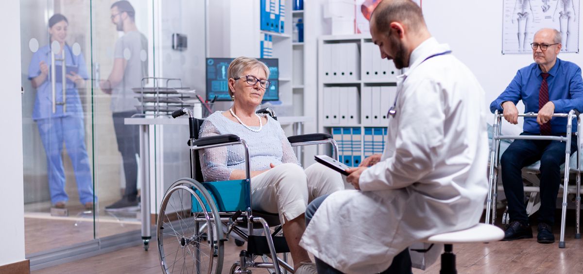 Mujer con parkinson sentada en silla de ruedas en la habitación del hospital durante el examen médico (Foto. Freepik)