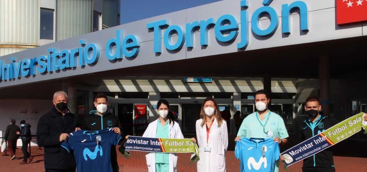 El club de fútbol Inter Movistar han regalado bufandas y camisetas a los niños del Hospital de Torrejón (Hospital de Torrejón)