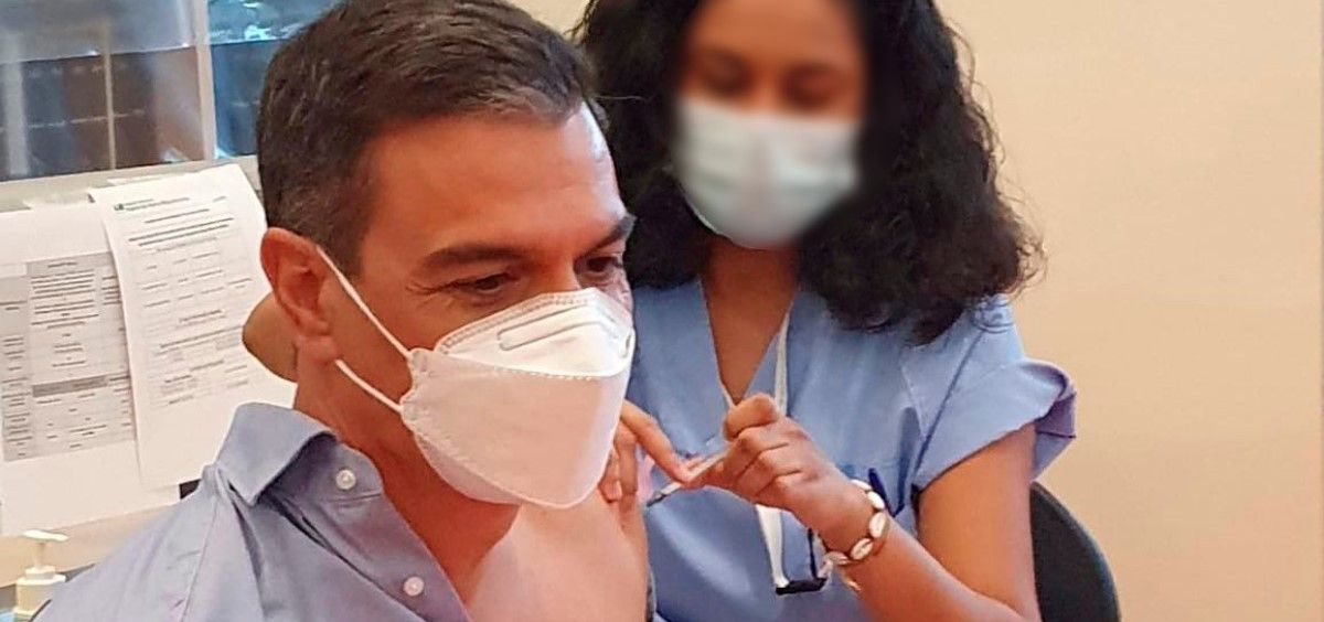 Pedro Sánchez recibe la tercera dosis de la vacuna contra la Covid 19. (Foto. Tw @SanchezCastejon)