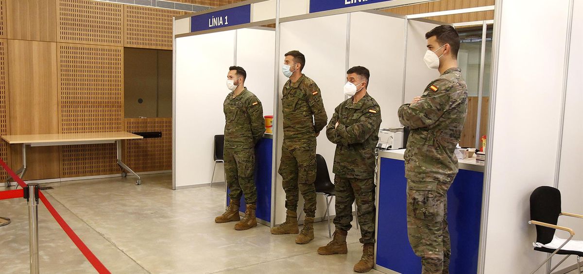 Varios militares de las Fuerzas Armadas tras incorporarse a los equipos de vacunación del IB-Salud de Baleares (Isaac Buj - Europa Press)