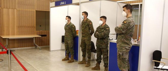 Varios militares de las Fuerzas Armadas tras incorporarse a los equipos de vacunación del IB-Salud de Baleares (Isaac Buj - Europa Press)