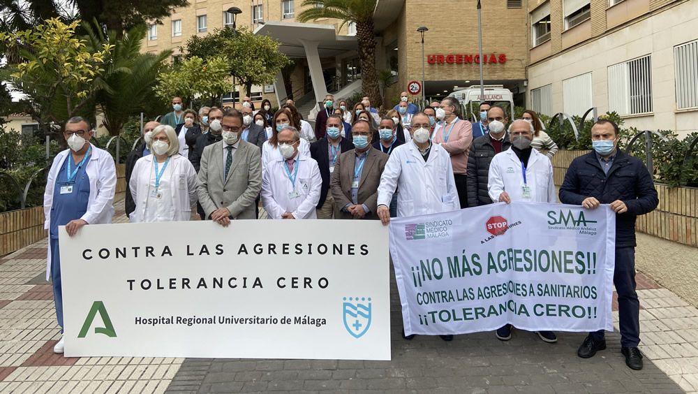 Concentración de médicos en Málaga contra las agresiones