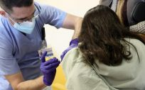 Un trabajador sanitario inyecta la vacuna contra la Covid 19 en el Hospital Infanta Sofía. (Foto. Eduardo Parra EP)