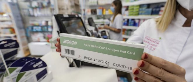 Una caja con test de antígenos contra la Covid-19 en una farmacia (Foto: Rober Solsona - EP)