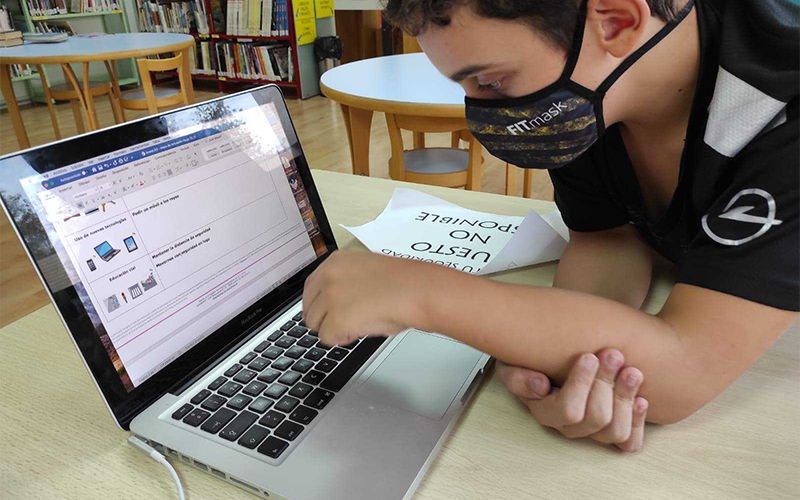 Un chico con síndrome de X frágil con un ordenador (Foto. Asociación de SXF de Madrid)