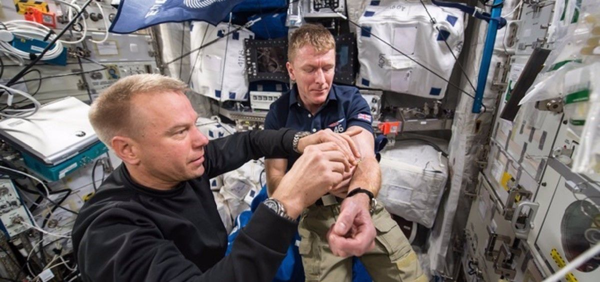 Primera extracción de sangre del astronauta Tim Peake completada en el espacio. La muestra se tomó como parte del experimento MARROW. (Foto. NASA)