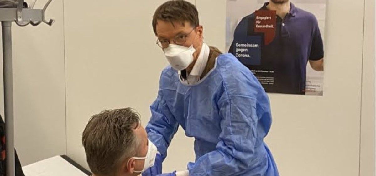 El médico y ministro de Salud alemán, Karl Lauterbach, vacunando contra la Covid 19 a un paciente en Leverkusen. (Foto. Tw @Karl Lauterbach)