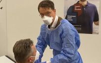 El médico y ministro de Salud alemán, Karl Lauterbach, vacunando contra la Covid 19 a un paciente en Leverkusen. (Foto. Tw @Karl Lauterbach)