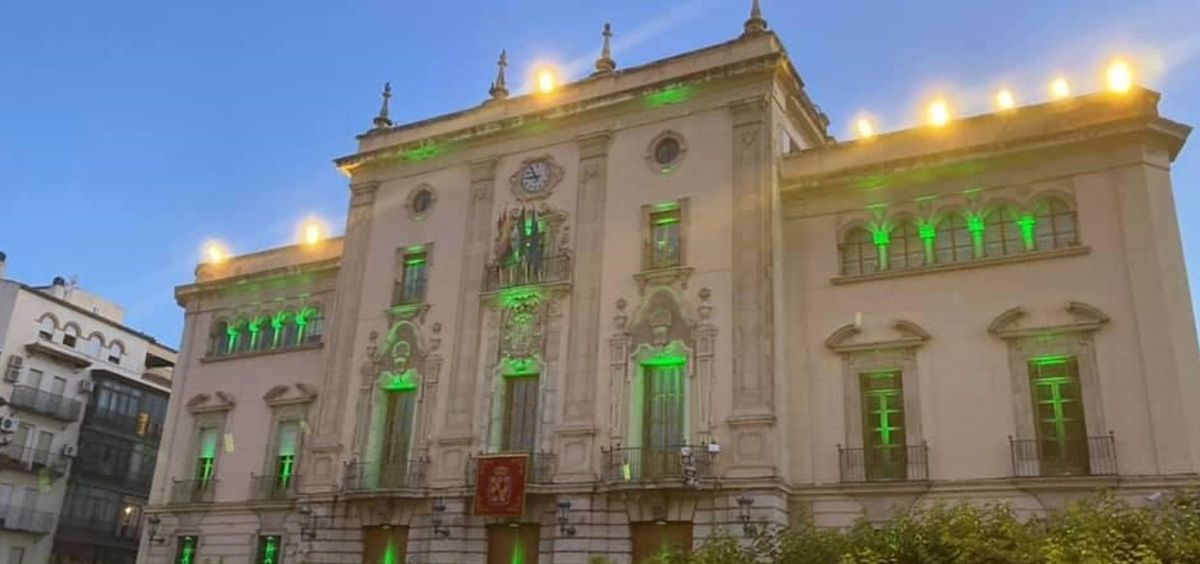 Los edificios se iluminan de verde por la enfermedad de Perthes (Foto. Ayuntamiento de Jaén)