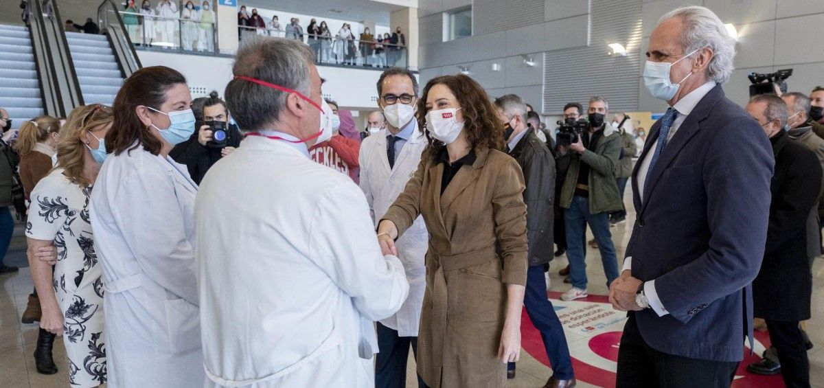 Isabel Díaz Ayuso y Enrique Ruiz Escudero durante una visita al Hospital del Henares. (Foto. Alberto Ortega EP)