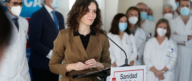 La presidenta de la Comunidad de Madrid, Isabel Díaz Ayuso, en el hospital del Henares (Foto. Comunidad de Madrid)