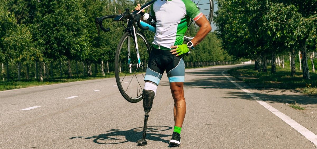 Ciclista con prótesis. (Foto. Freepik)