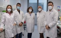 A la derecha, Carlos López Bueno, junto a los investigadores del Grupo Delivery Drug System (DDS) de la CEU UCH, autores del estudio. (Foto. CEU UCH)