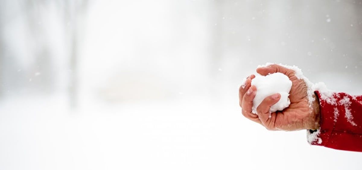 Persona sujetando una bola de nieve (Foto. Freepik)