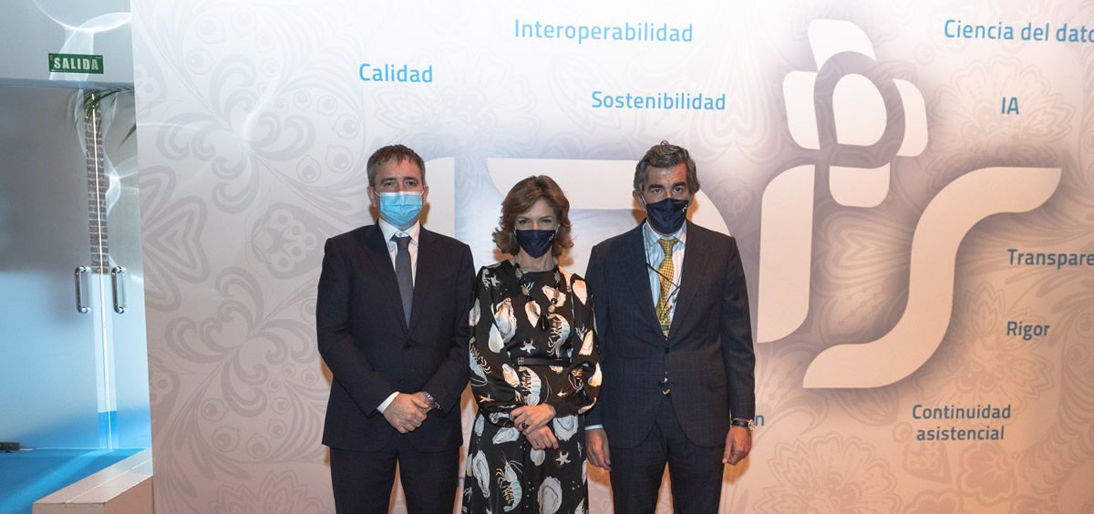 Ángel Gómez Navarro, consejero delegado de IMED Hospitales; Marta Villanueva y Juan Abarca, directora general y presidente de la Fundación IDIS,