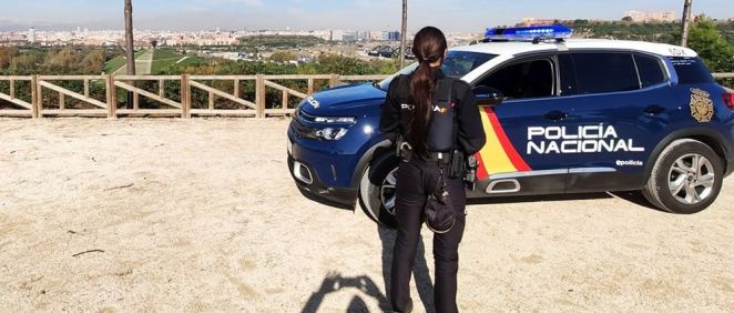 Agente de la Policía Nacional, en un servicio de Seguridad Ciudadana en Madrid (Foto: @policia)