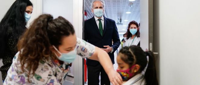 El consejero de Sanidad observa cómo una enfermera vacuna a una niña en La Paz (Foto. Comunidad de Madrid)